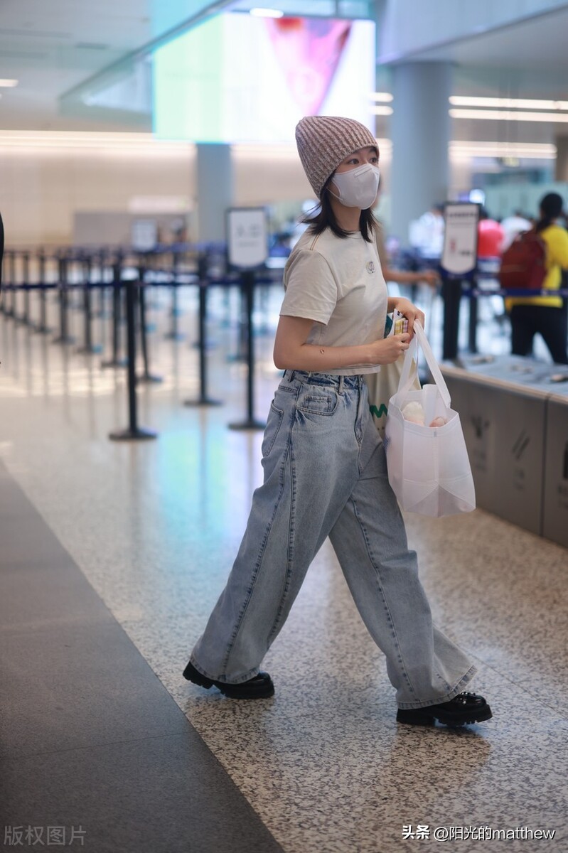 街拍：李兰迪白色T恤+阔腿牛仔裤简单时尚