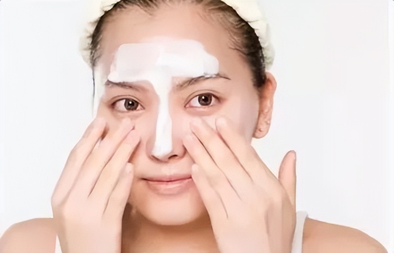 鼻子螨虫黑头怎么去除简单方法,鼻子上的黑头十几年了如何去掉