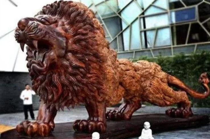 根雕雄狮三百万拒买照片,广西男子雕出15米雄狮