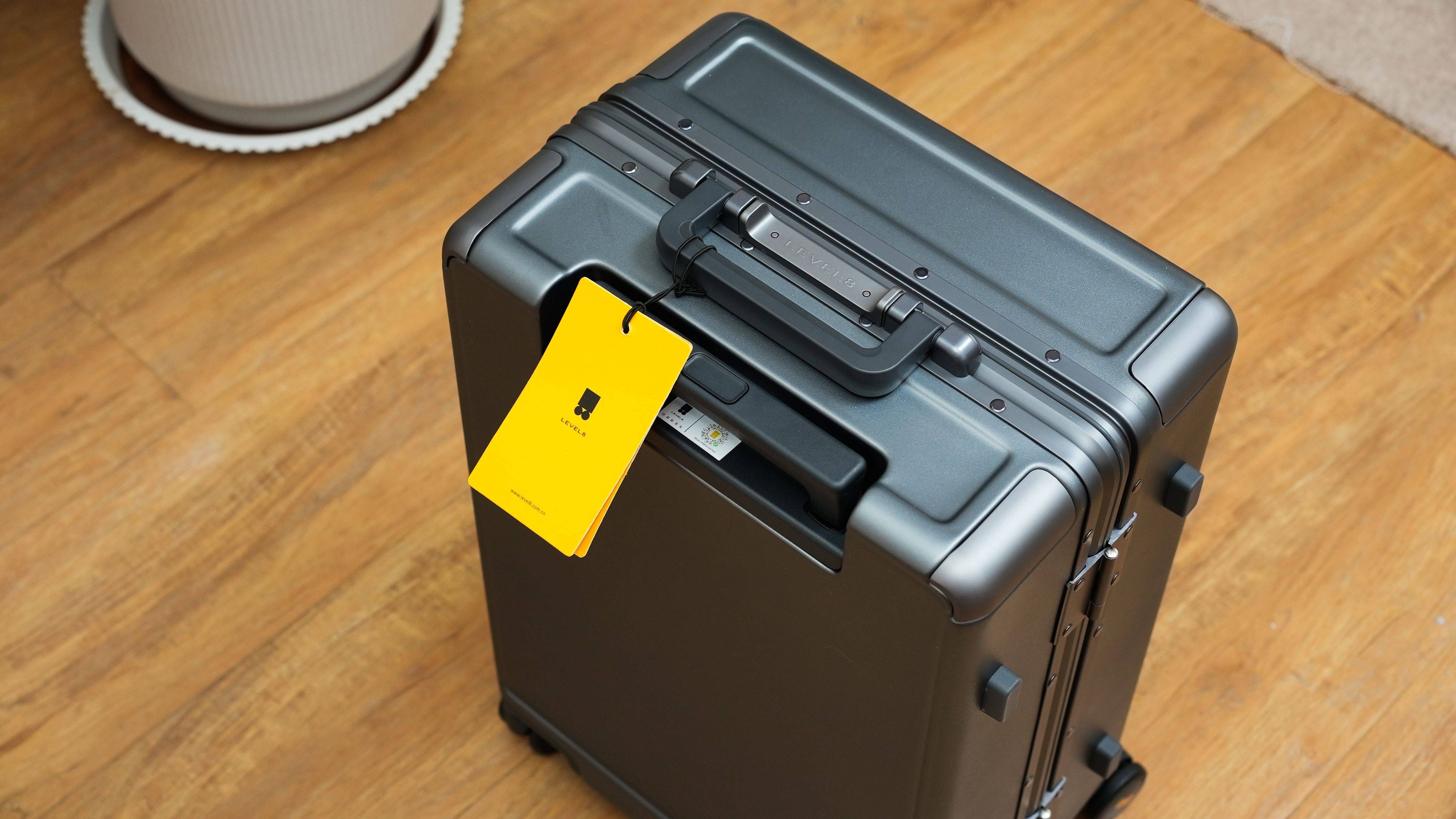 外交官行李箱和地平线8号哪个好 (出门旅游行李箱大小推荐)