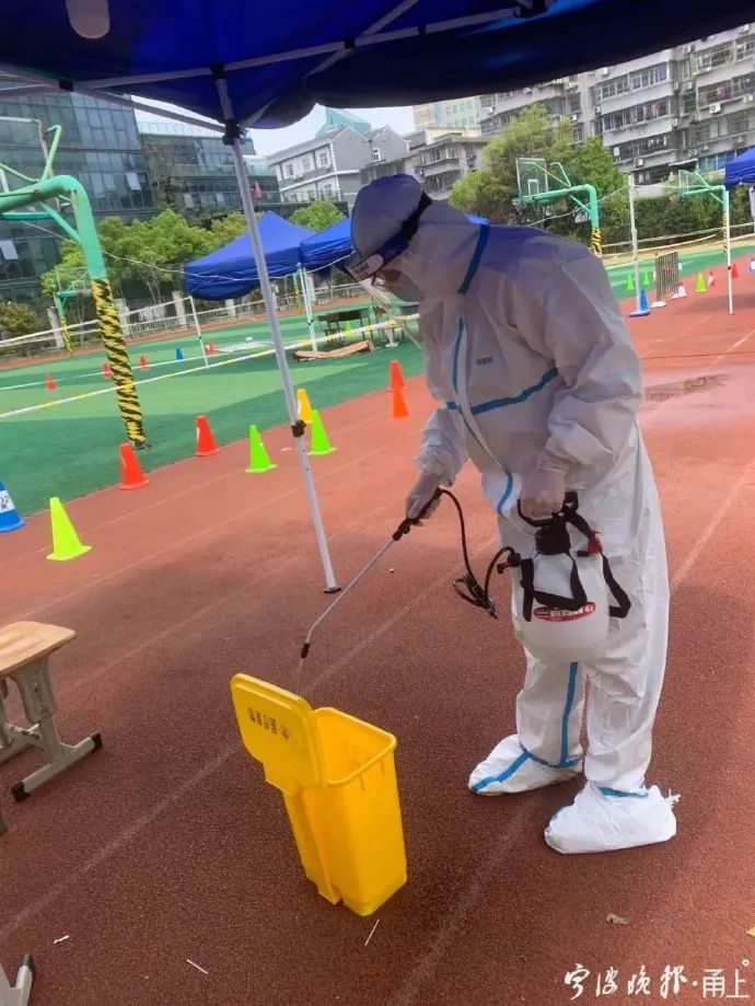 大白摘帽后露出满头银发,大白脱帽后满头银发让人动容