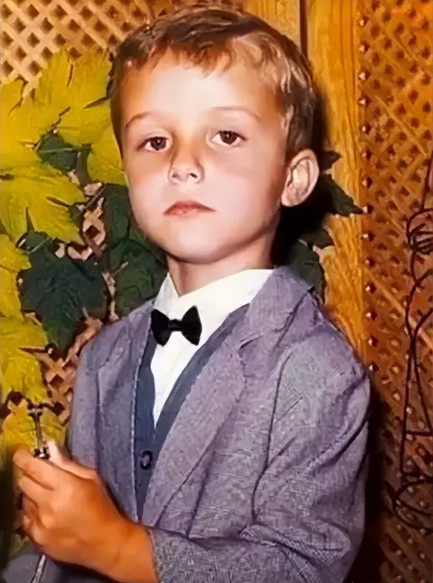 足球球星小时候与长大后对比,各足球明星的小时候