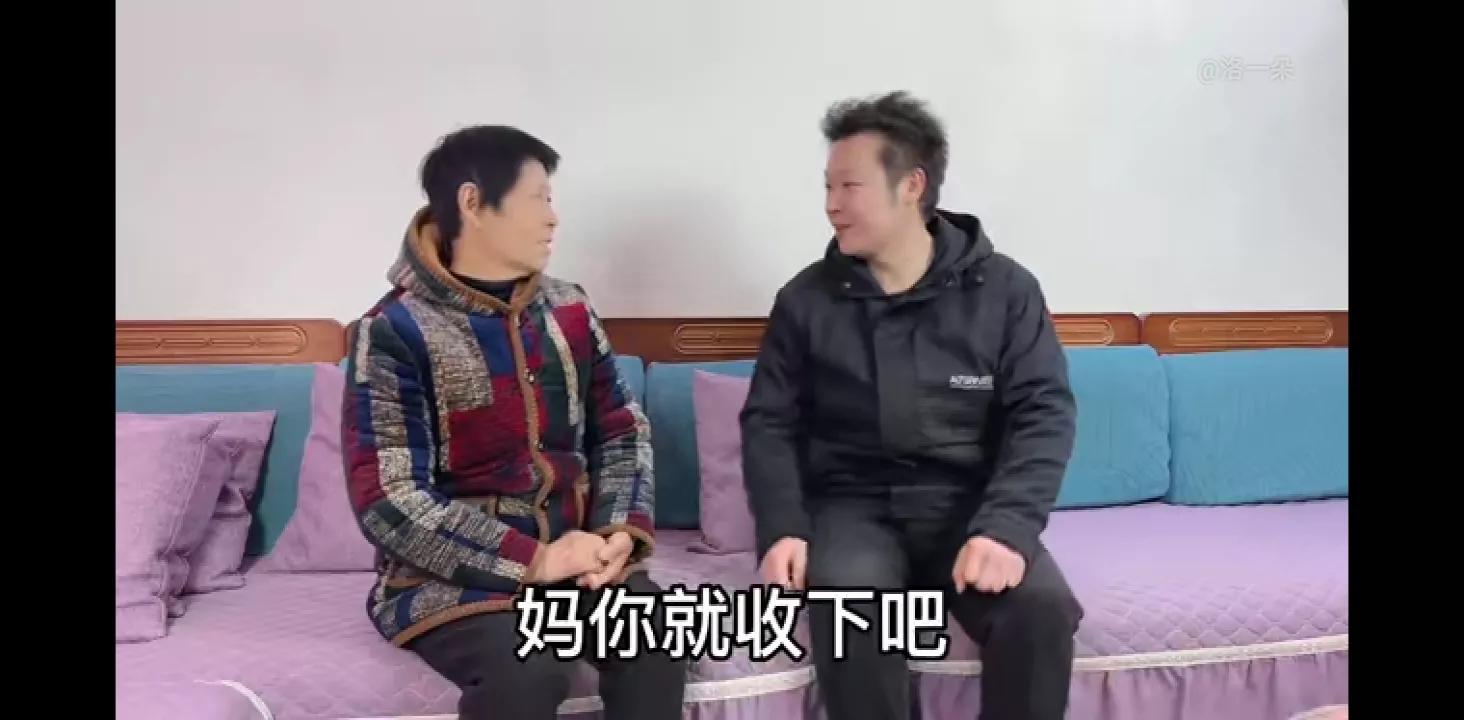 子奇送包哄朵妈开心,没想接二连三闹笑话,子奇转身就往外跑。