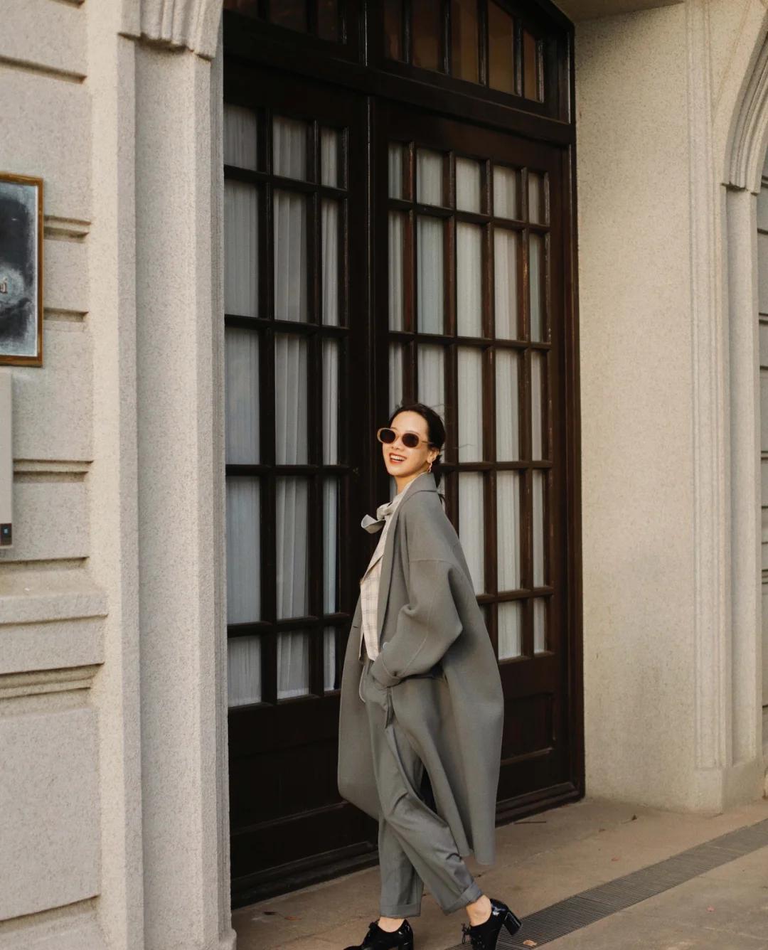 快四十岁女冬季穿搭显白显年轻,冬天灰色与紫色哪个显白