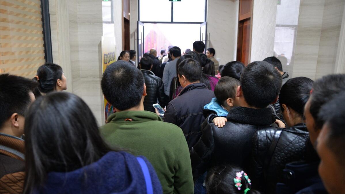 河南大姐大锅菜10块钱一份随便吃,卖便宜大锅菜