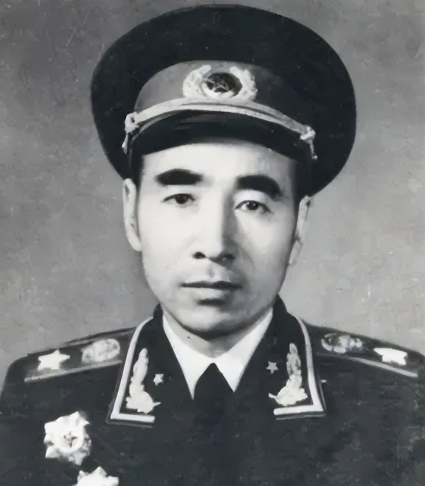 蒋介石如何评价十大元帅？唯有*德朱**可称上帅，贺龙这个人太可怕了