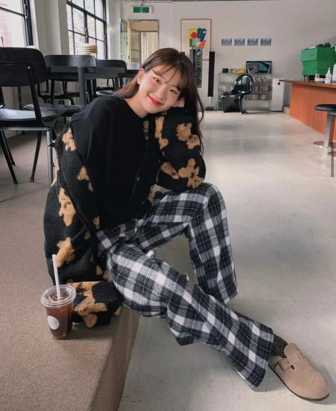 黑色卫衣如何内搭,黑色卫衣搭什么裤子好看