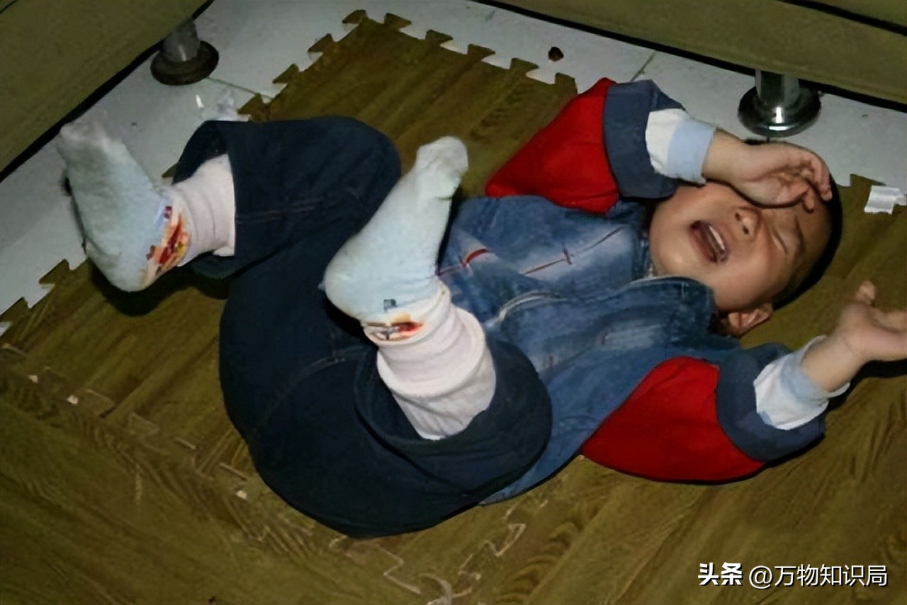 8岁男孩眼球融化荧光棒,小孩眼珠熔化视频