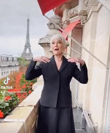 74岁马斯克妈妈来中国,穿国货超惊艳!为什么她越老越飒?