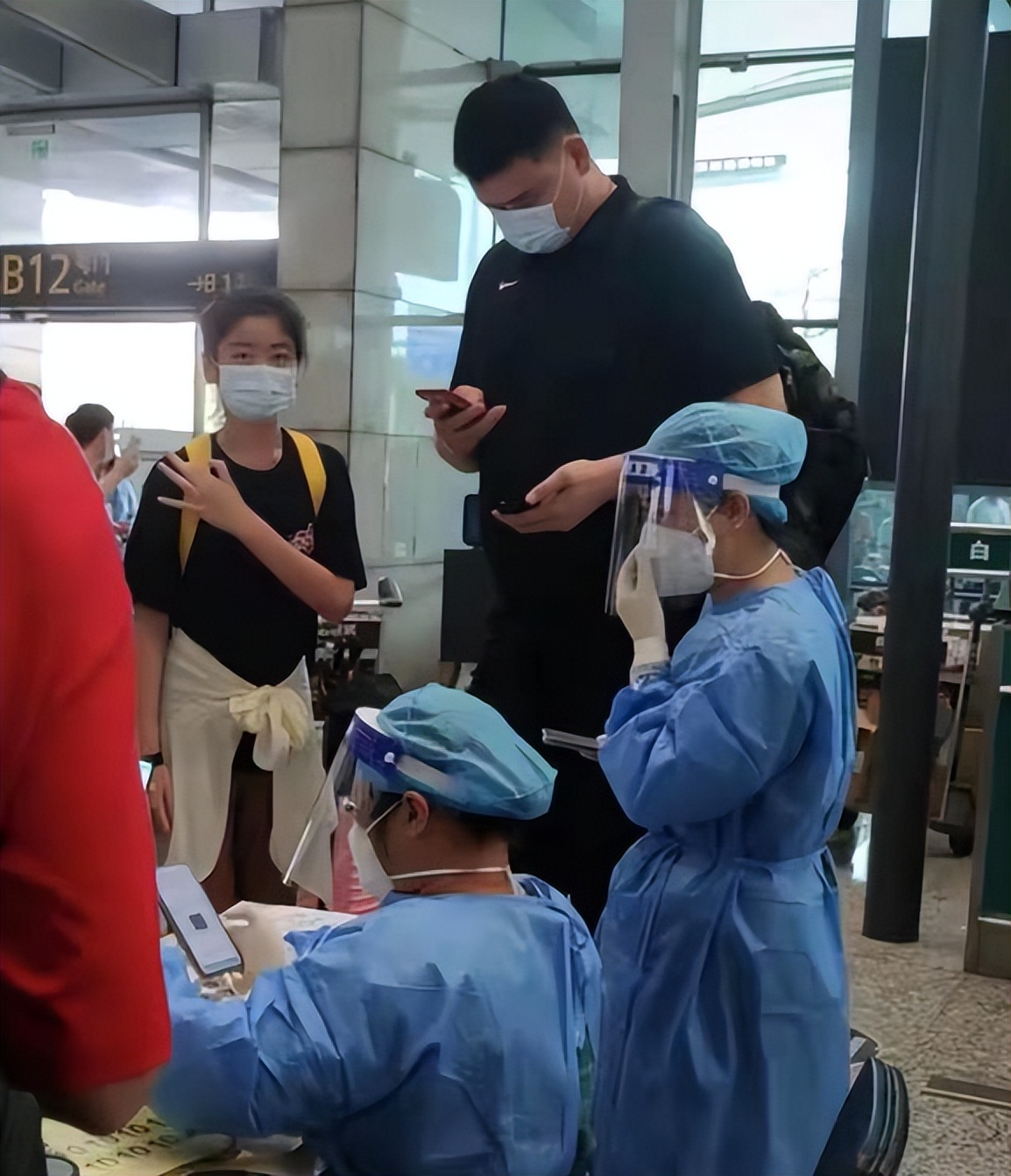 姚明在机场做核酸，12岁女儿比医护人员高出一头，或超180cm