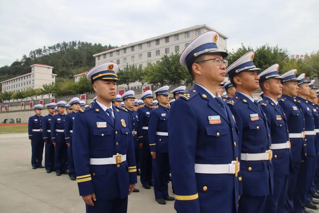 新消防员队列训练,消防员阳光下队列训练