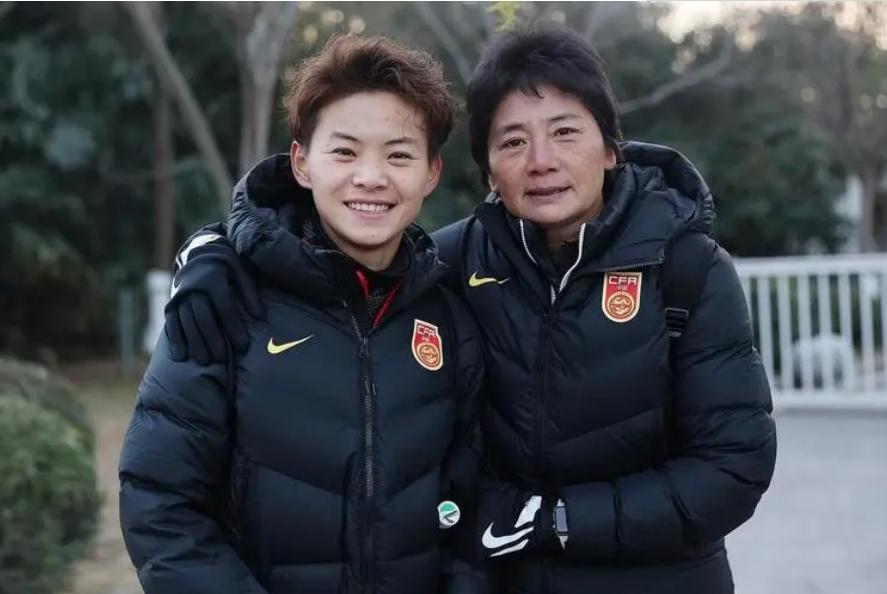 王霜女足访谈完整版,王霜贾秀全感动