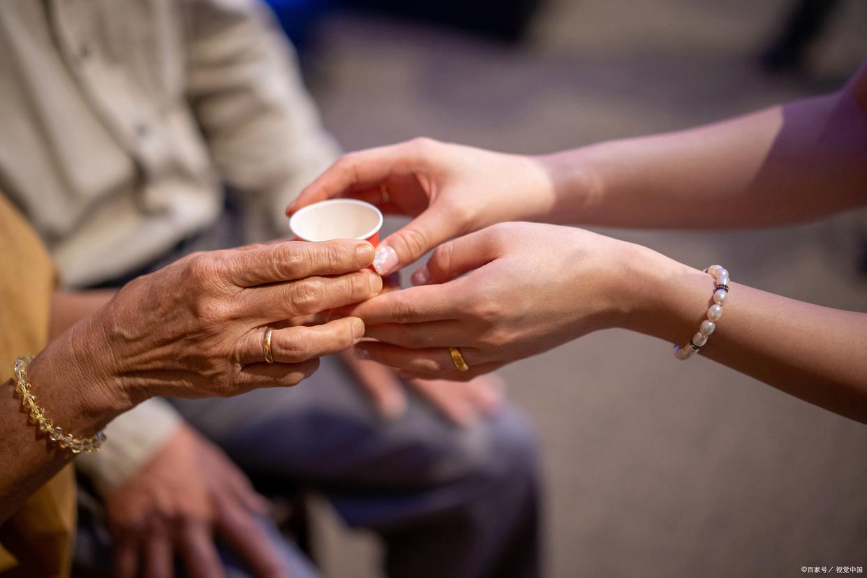 婚礼父母敬茶改口流程,婚礼敬茶改口父母是站在还是坐着