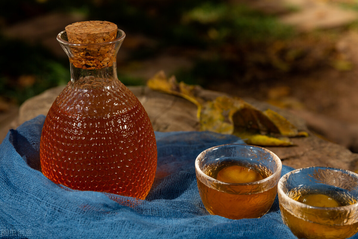 药酒不能乱喝特别是自制药酒,自制药酒多少年一般不建议喝