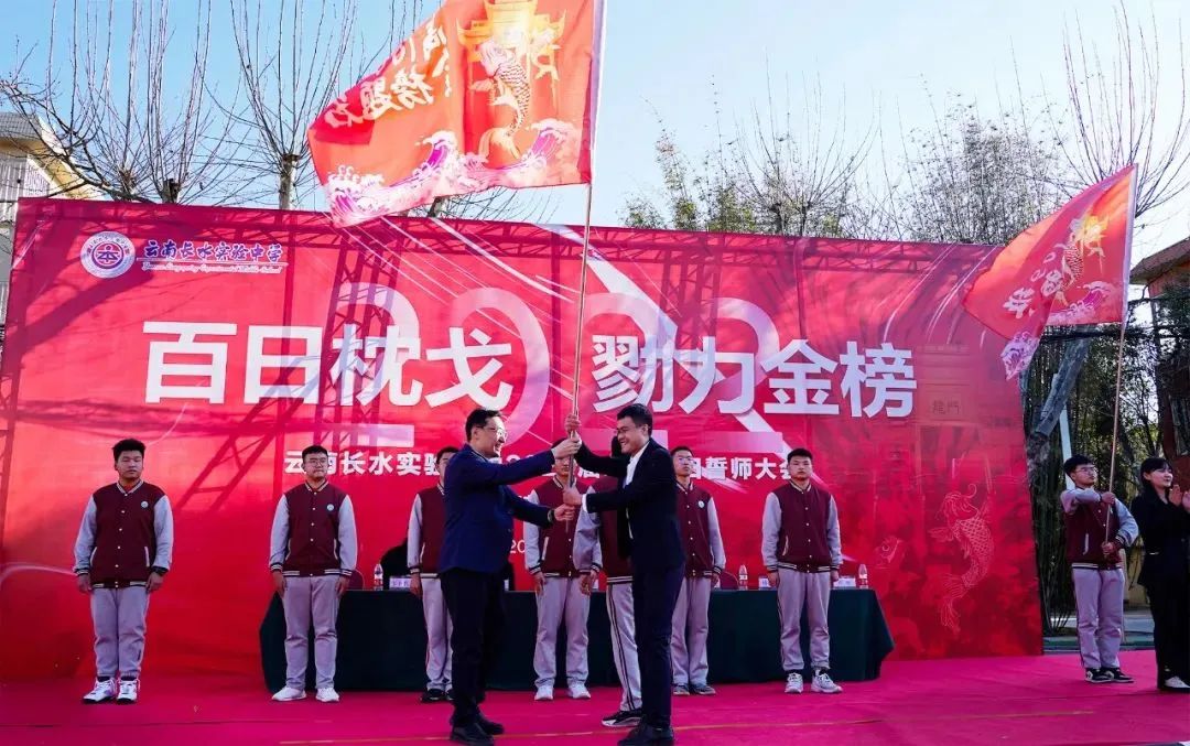 开学季校园展示打卡,开学啦冰墩墩小学生积极向上图片