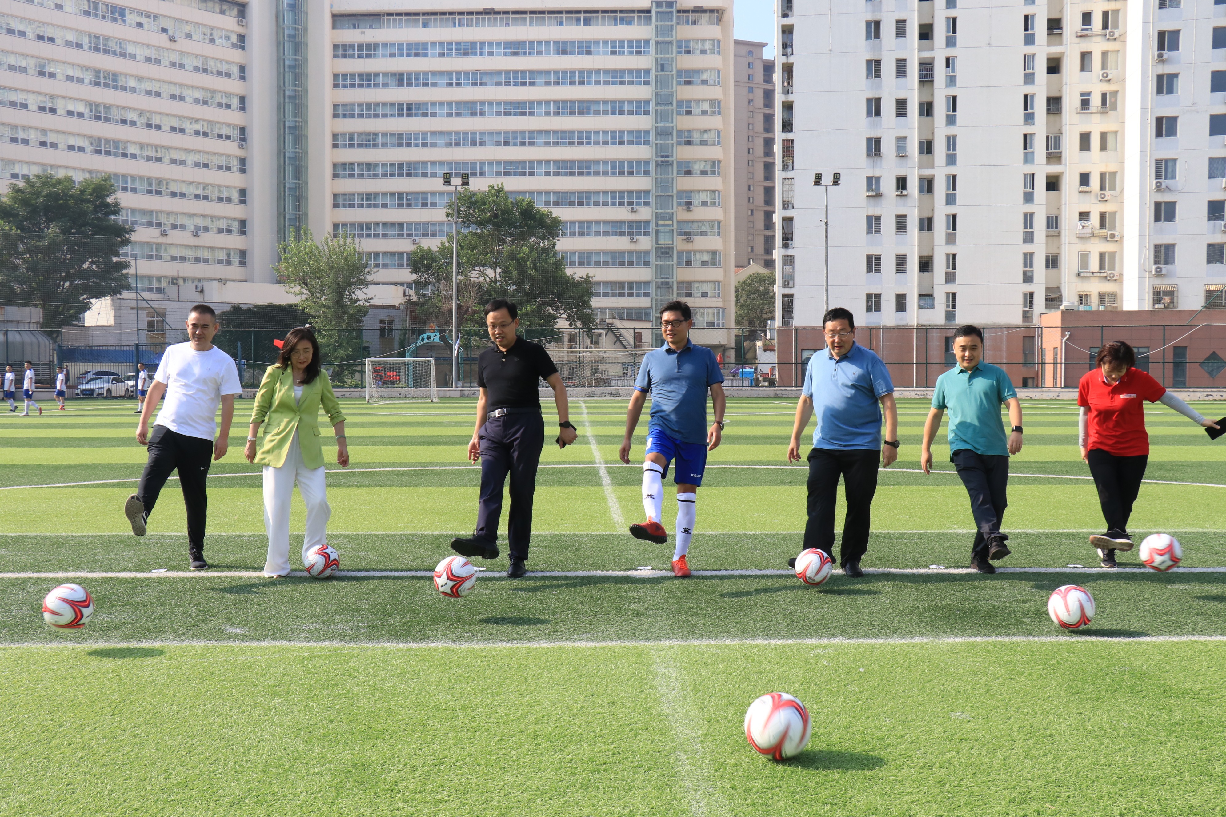 三周年一家人“邮”情“邮”谊“足”够精彩山东港口青岛港杯足球友谊赛活力开赛
