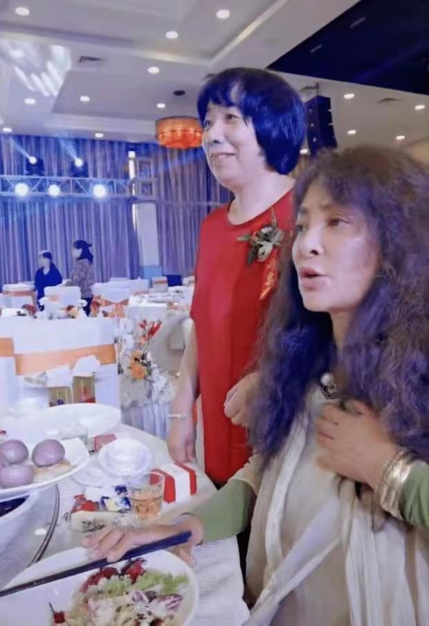 李勤勤晒出日常生活,59岁李勤勤