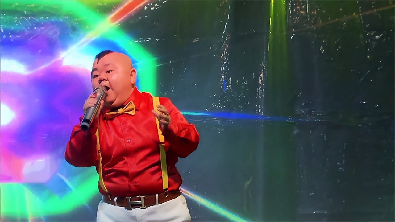 重庆1米2小男人娶1米65女演员，买7套房开豪车，却担心孩子长不高