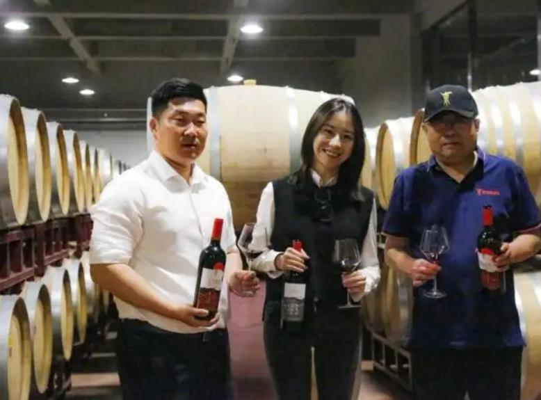 90后北京美女，靠卖酒爆红，一场直播卖100万，年入3.5亿，凭啥？