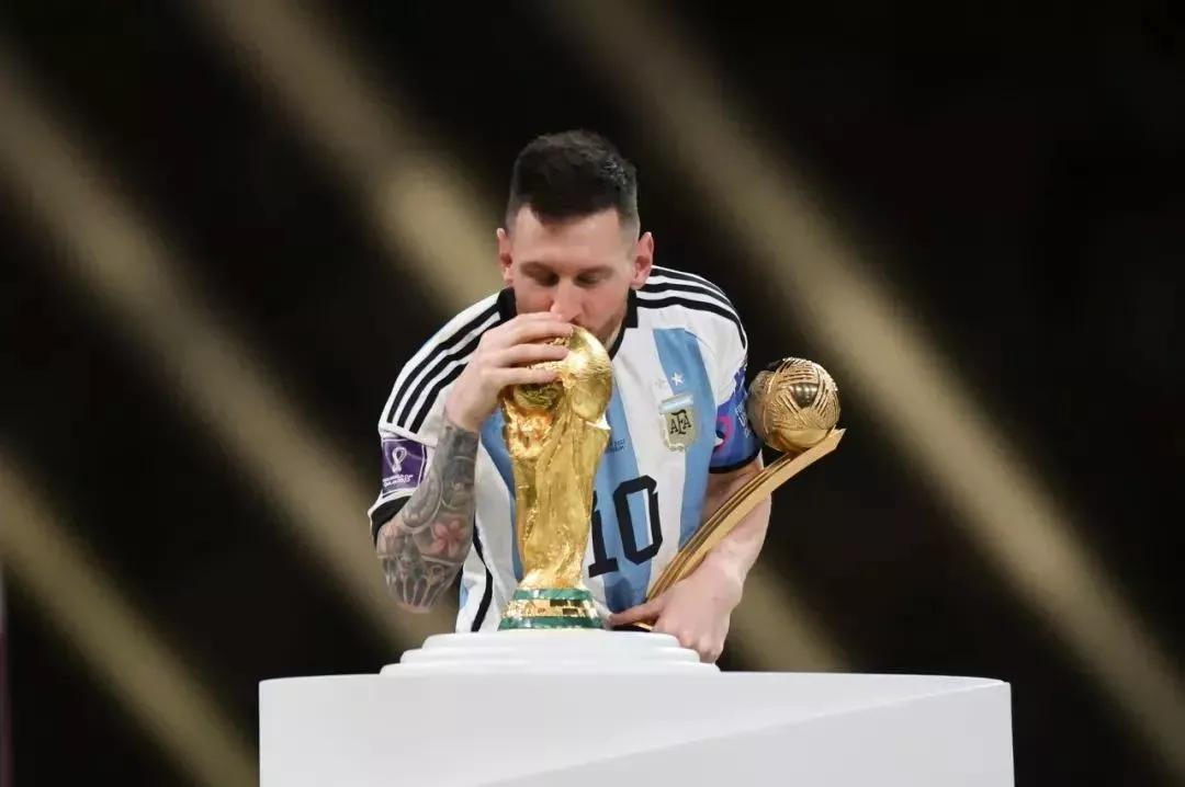 世界杯阿根廷夺冠梅西问鼎球王,世界杯落幕阿根廷夺冠