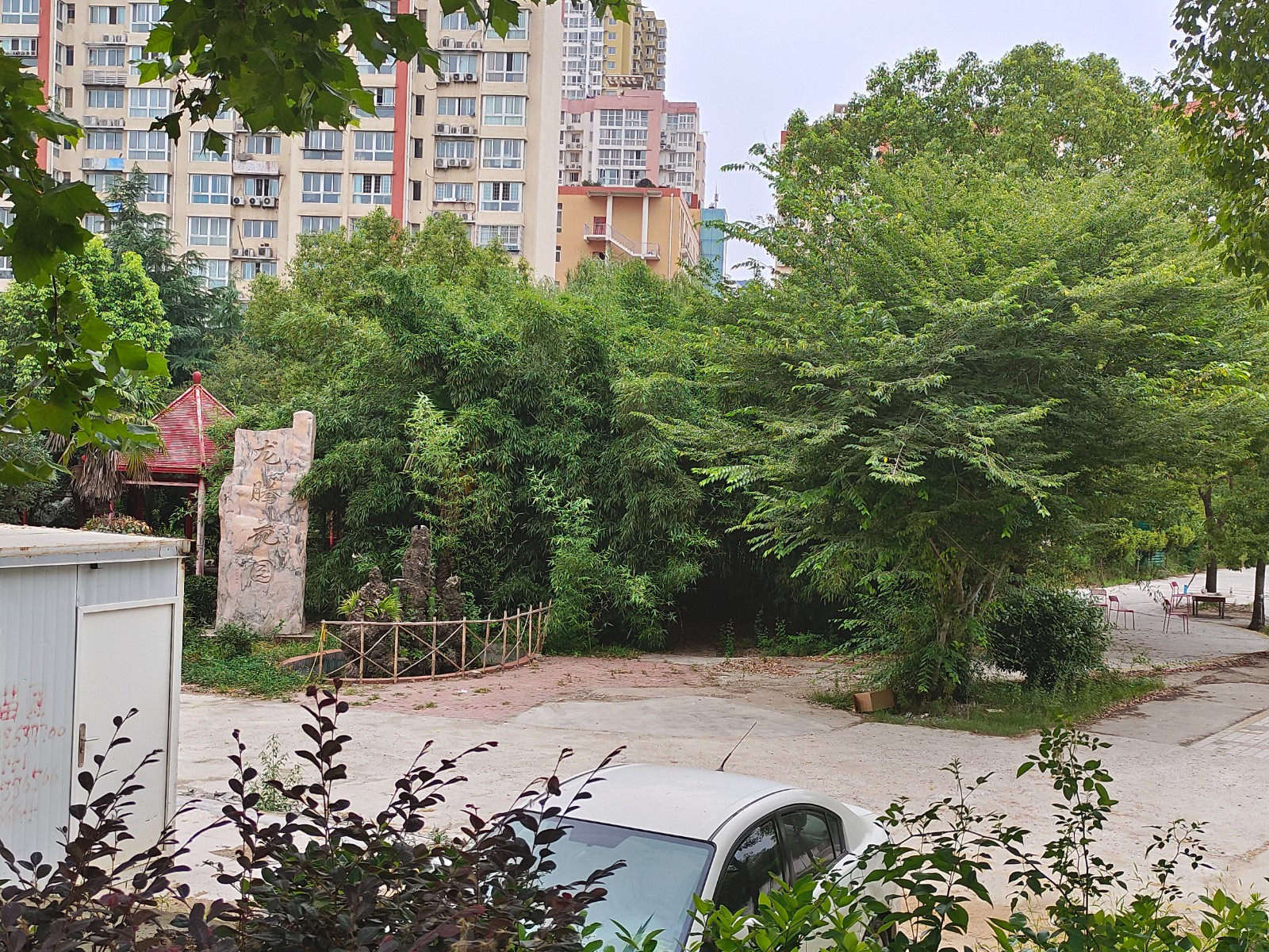 市民反映南阳一游园被驾校“占领”驾校喊冤：这是从小区租来的