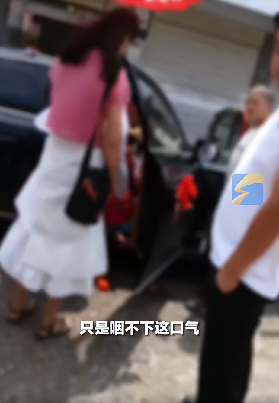 女子带七岁女儿到前夫婚礼，索要拖欠万元抚养费，微信电话被拉黑