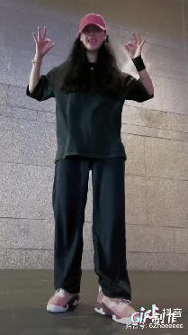 坐拥100万粉丝的美少女，直播间点赞量高达1亿，实力如何？