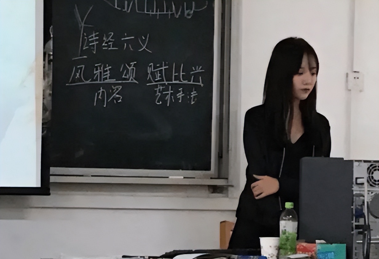 女老师穿孕妇装上课举报家长后续,女教师穿孕妇装被举报后续