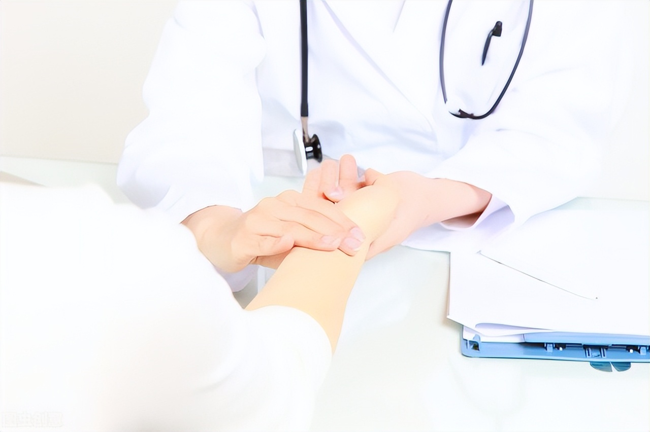 17岁花季少女查出不到2厘米乳腺纤维瘤，该怎么办，切不切？