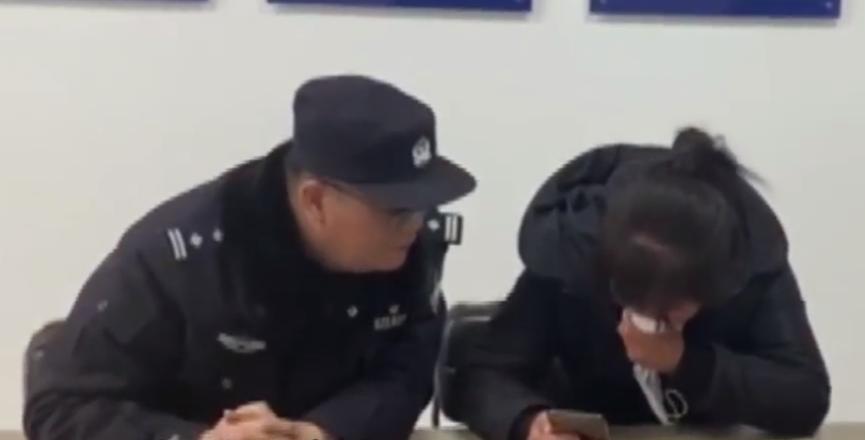 藏族女孩19岁跟男友私奔，因没身份证，遭家暴后等了20年才回到家