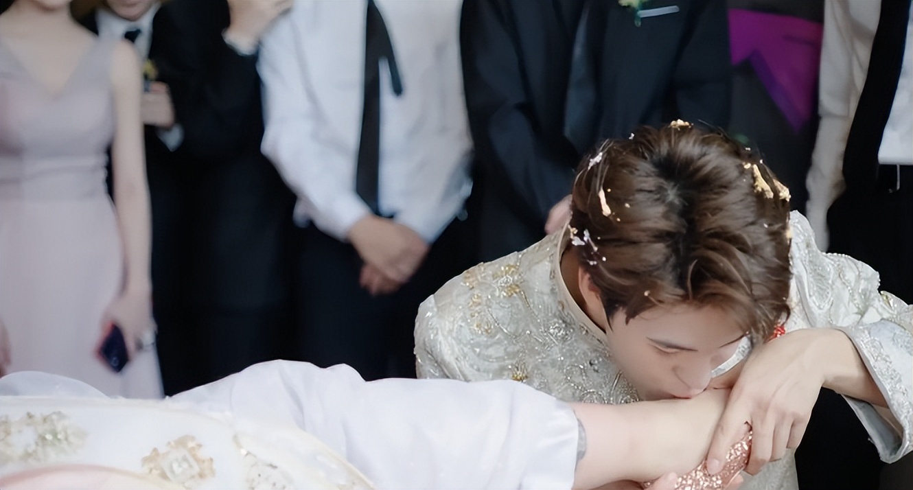 韩安冉4婚：老公亲脚做仰卧起坐，下跪岳母太积极，殷世航递婚戒