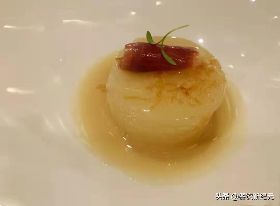 北方小伙去福州网红餐馆吃饭,一块萝卜500元,网友:智商税