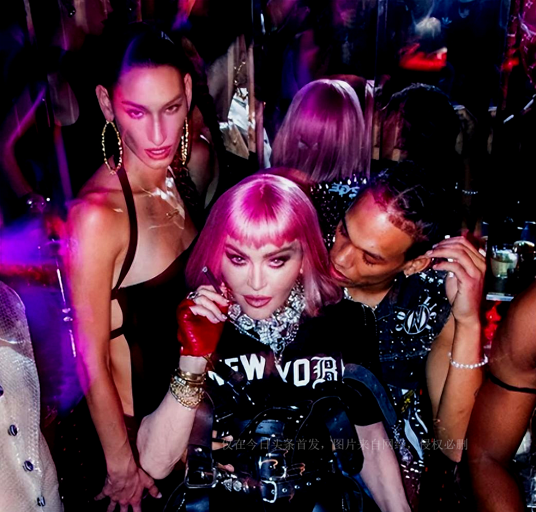 64岁麦当娜或恋上23岁黑人男模接吻又舔肚皮,还带到女儿生日宴