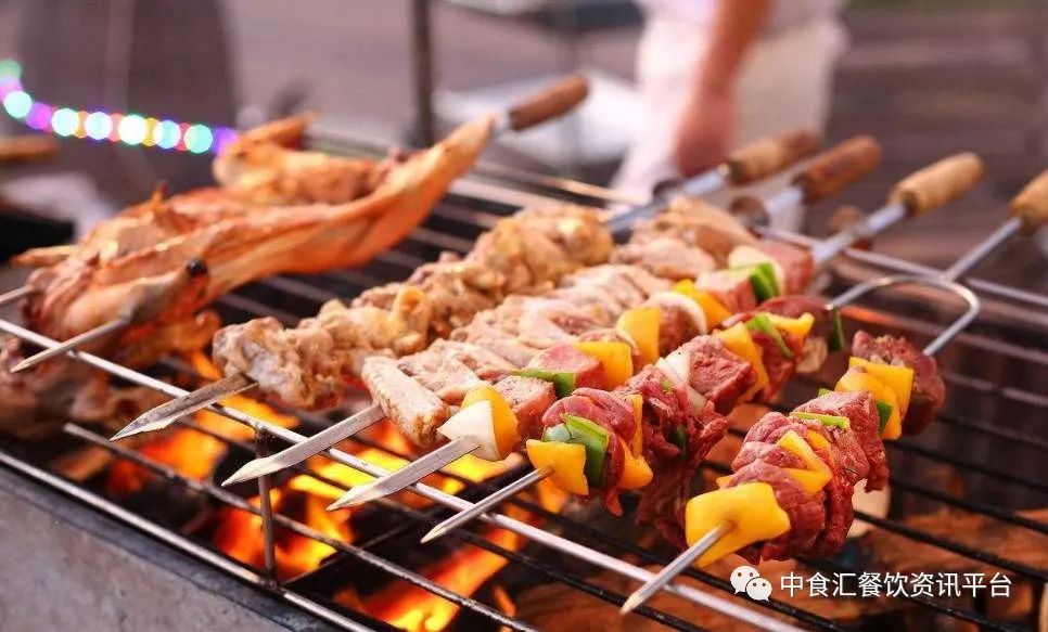 说唱女歌手转行烧烤年入百万,卖烧烤一年赚一亿块钱