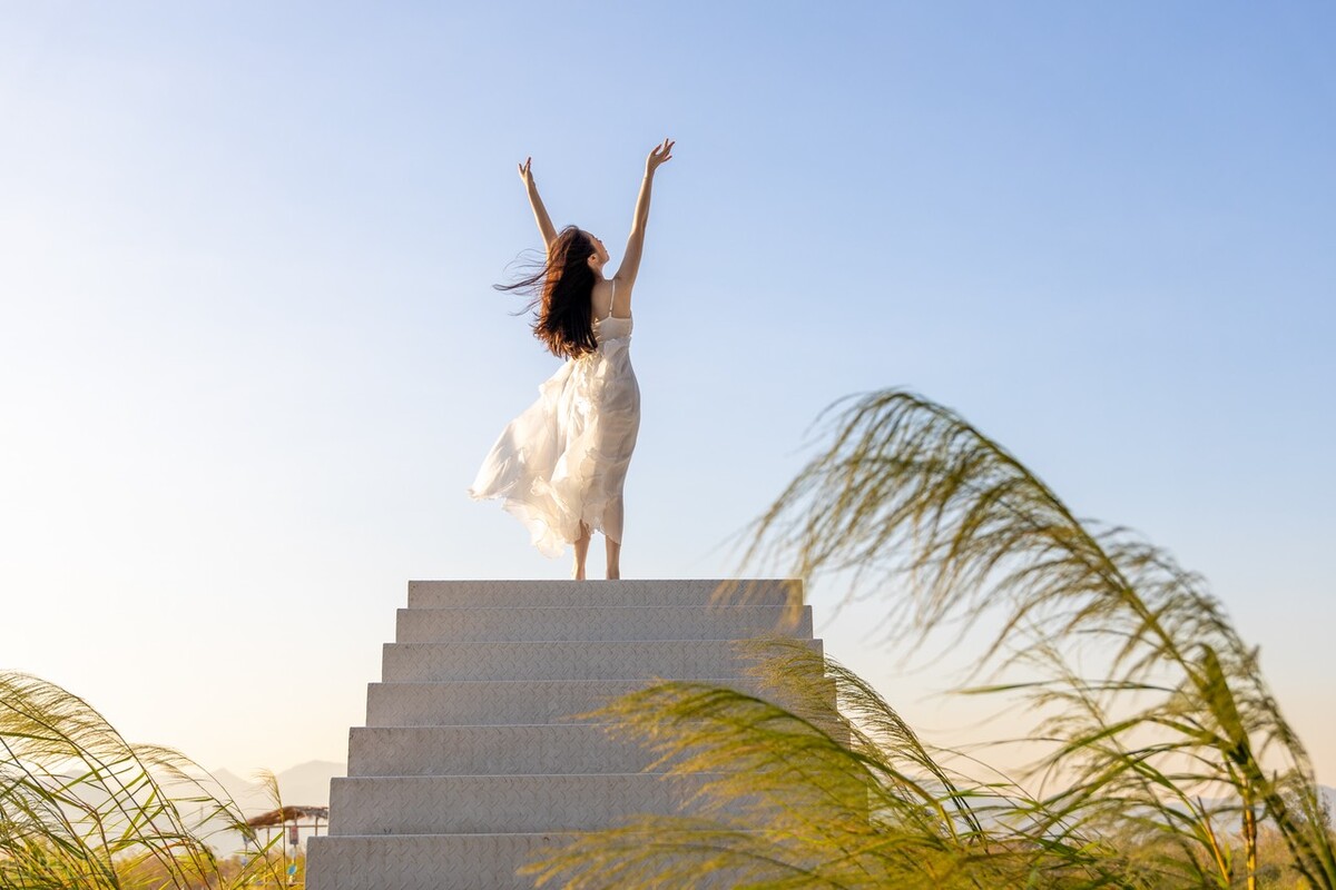 到底谁爱了谁男声,到底是谁会爱我