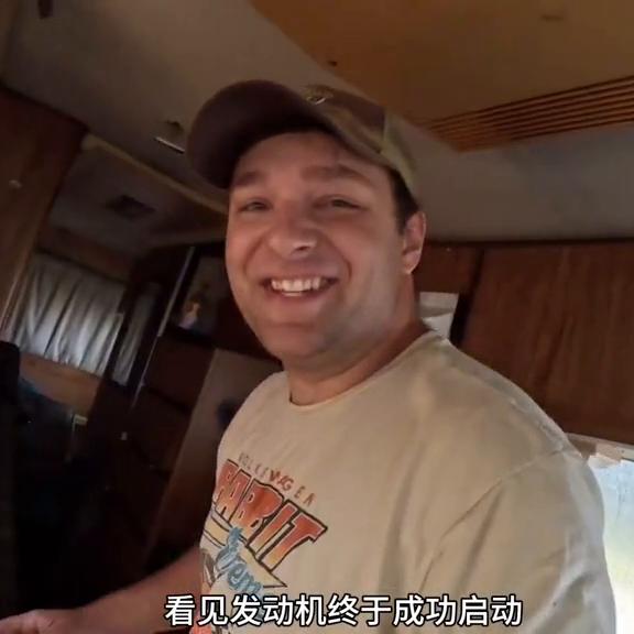 80年代gmc房车,男人在户外发现荒废20年的挖掘机