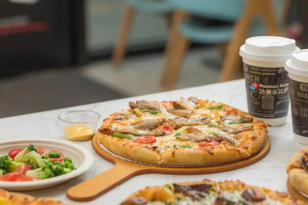 达美乐开业排队,达美乐在青岛疯狂开店