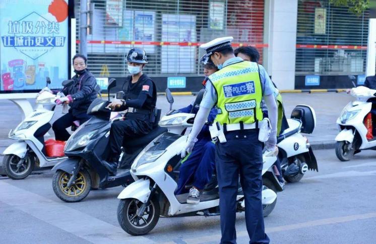不扣车人性化执法,严管电动车不按道路规定上路