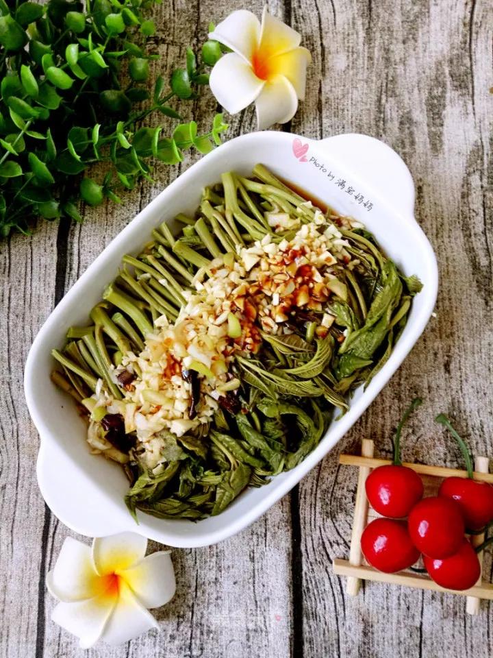 香椿炒鸡蛋致癌吗,香椿炒鸡蛋吃多了多久会中毒