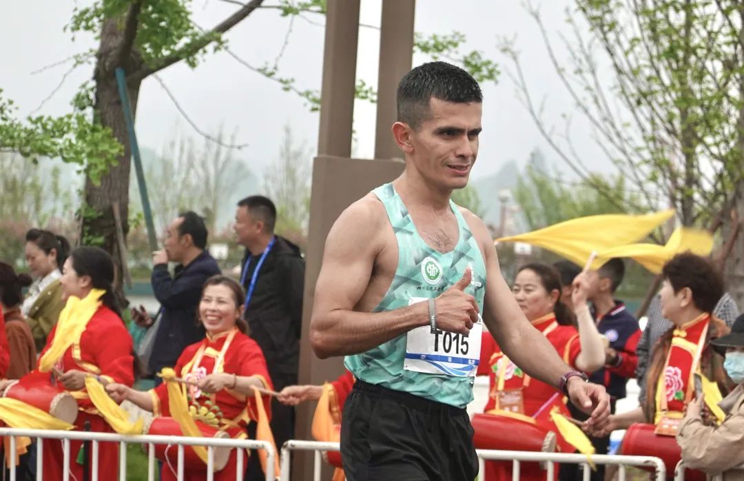 万人一起骑马的视频,万人齐跑马拉松