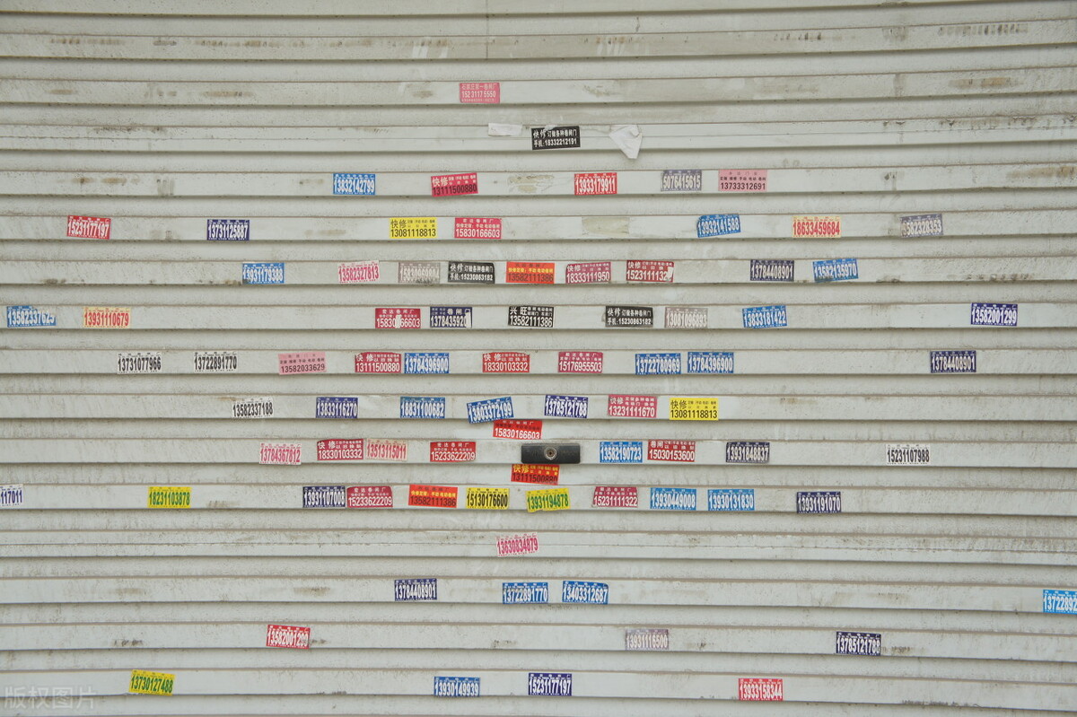 男子干装修没有电话,小广告上留的都是亲戚的号码,接一次5块钱