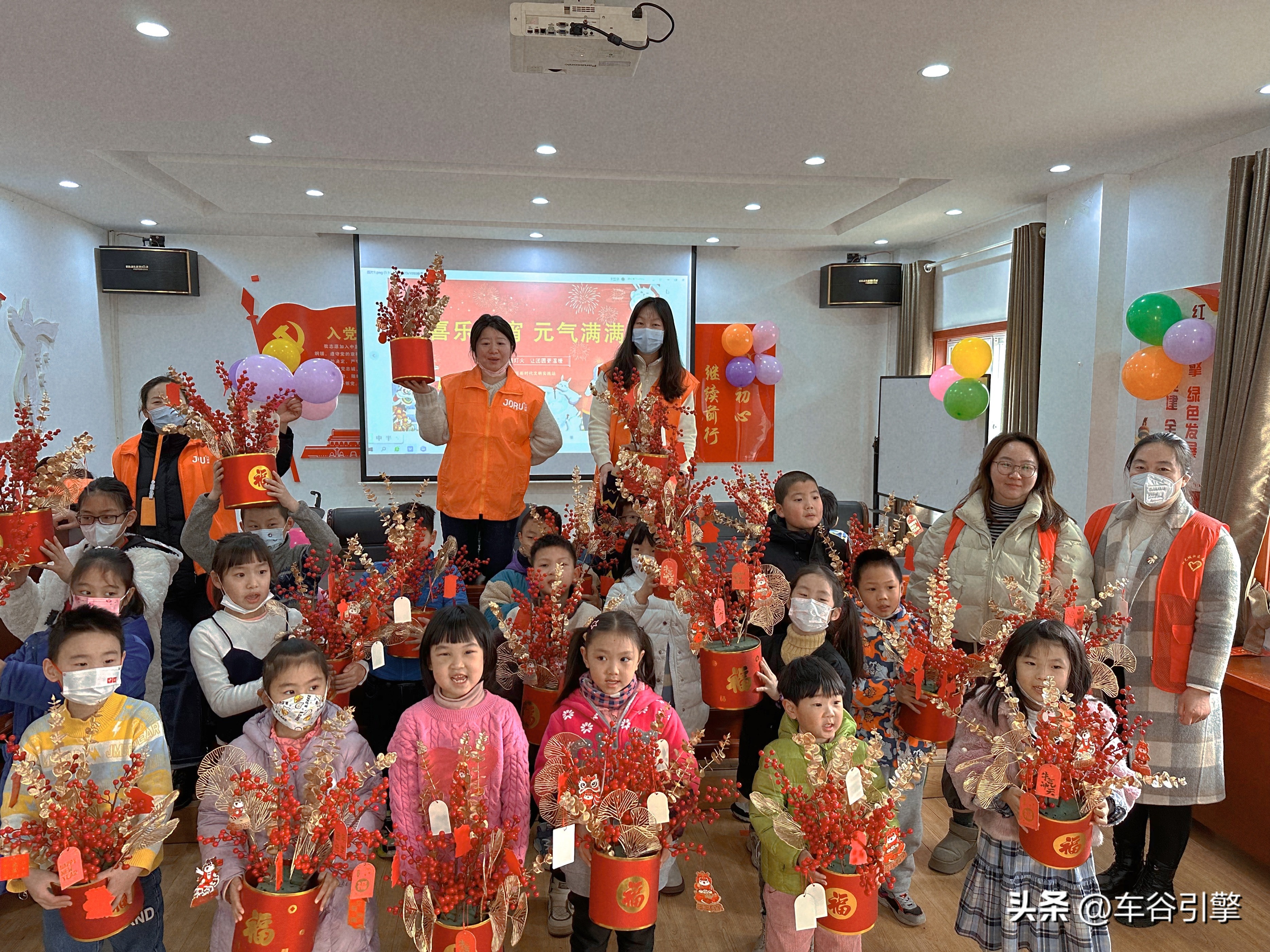 多彩活动热闹迎元宵原来人潮拥挤,潮玩喜乐居民在社区里趣味闹元宵