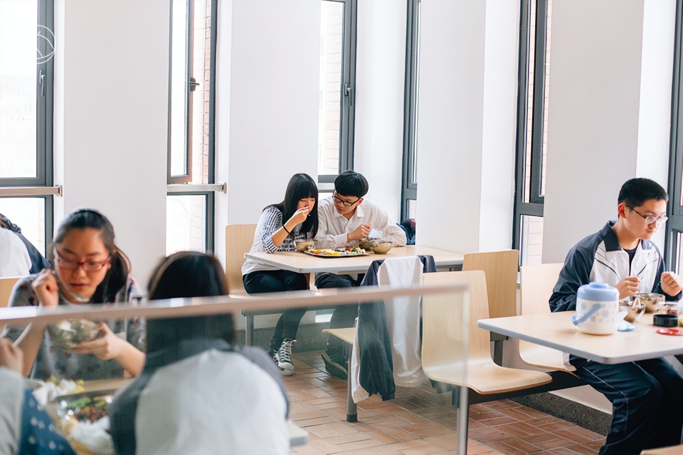 这个校园“*拍偷**狂魔”,拍下了95后的绝版青春