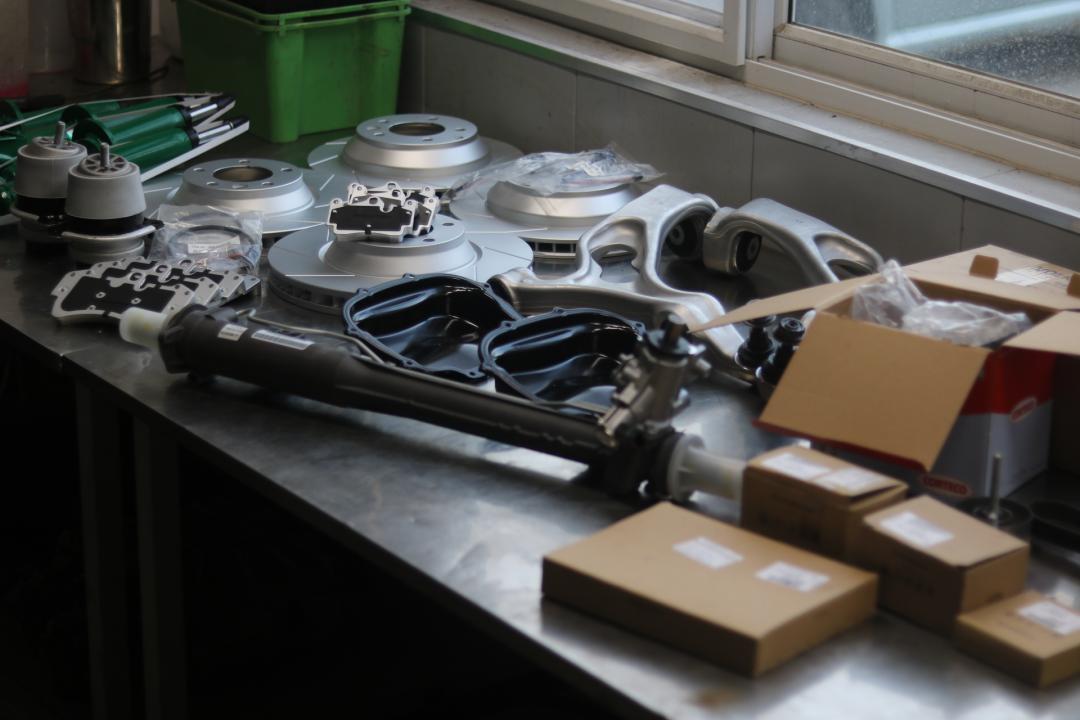 奥迪q7报废厂,老款奥迪q7出车祸