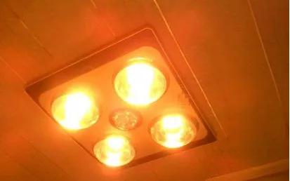 千万别和激光笔“对视”！13岁女孩只因看了一眼，眼底被灼伤