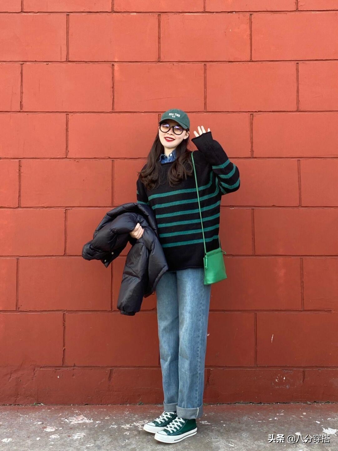 小个子短款羽绒服配什么裤子好看,小个子白色短款羽绒服