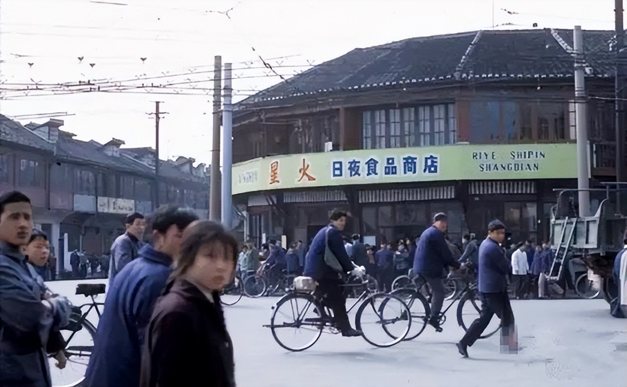 1994年春节，*小平邓**离开上海前对*菊黄**说：这是上海最后的机遇