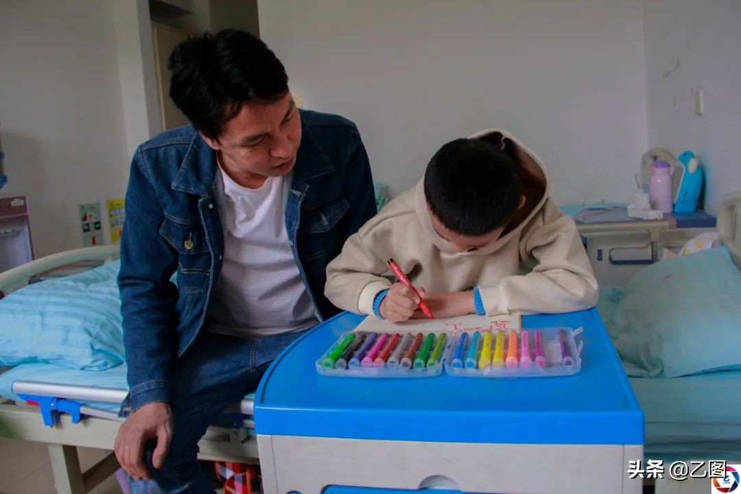 小伙为照顾多病父母，大学毕业回家务农，孩子患病后妻子弃他而去