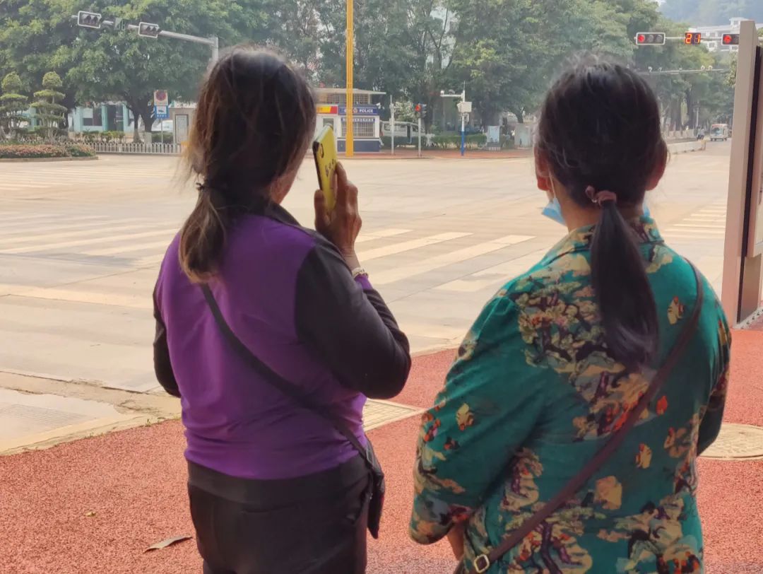 被骗缅北孩子家长盯着画面找人,陷入缅北电诈的孩子徘徊边境