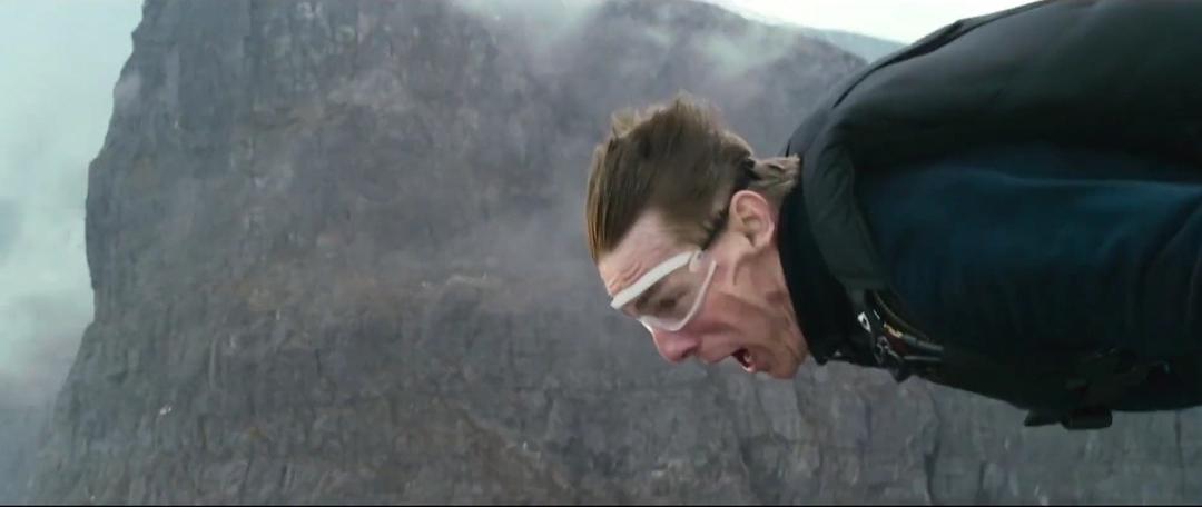 碟中谍7阿汤哥有多拼,碟中谍7阿汤哥上演惊险飞行